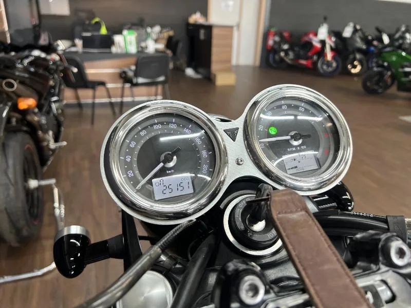 BONNEVILLE T120