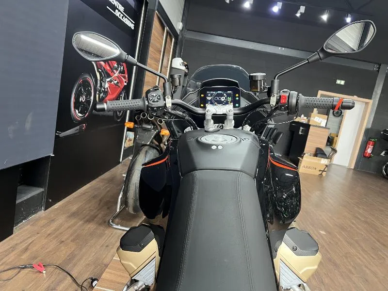 V100  MANDELLO