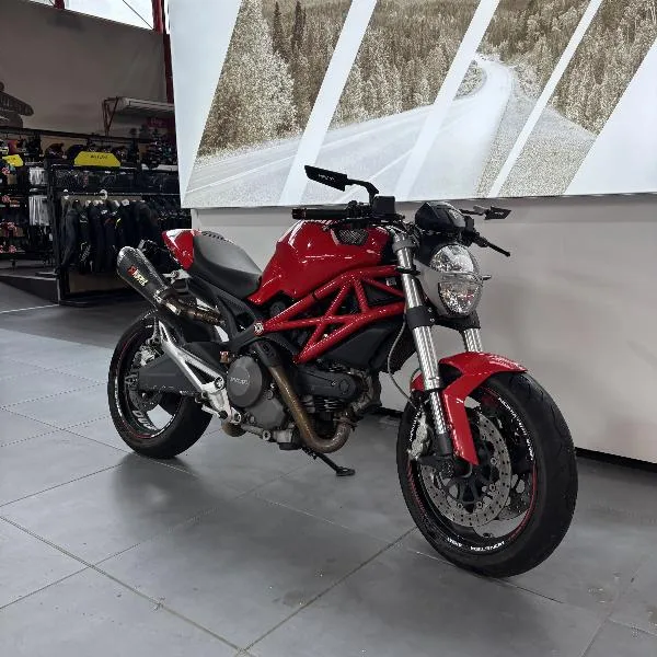 MONSTER 696