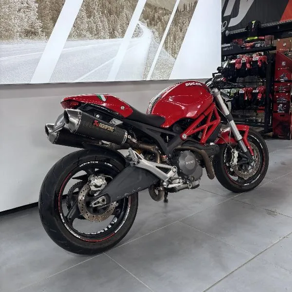 MONSTER 696