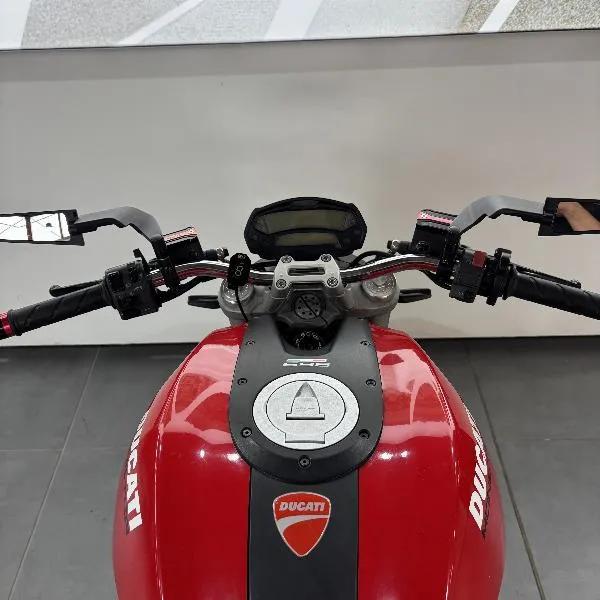 MONSTER 696