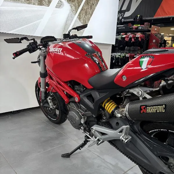 MONSTER 696
