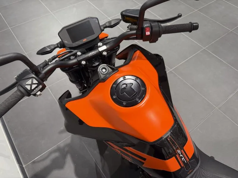 890 DUKE GP