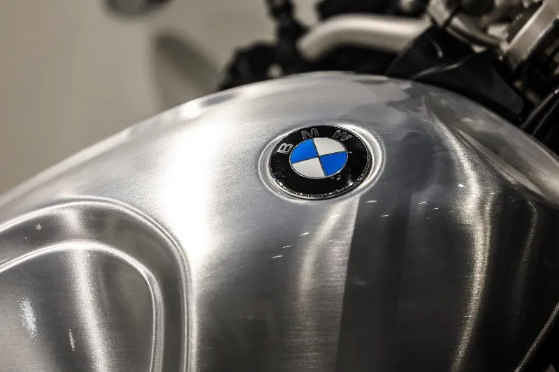 R NineT