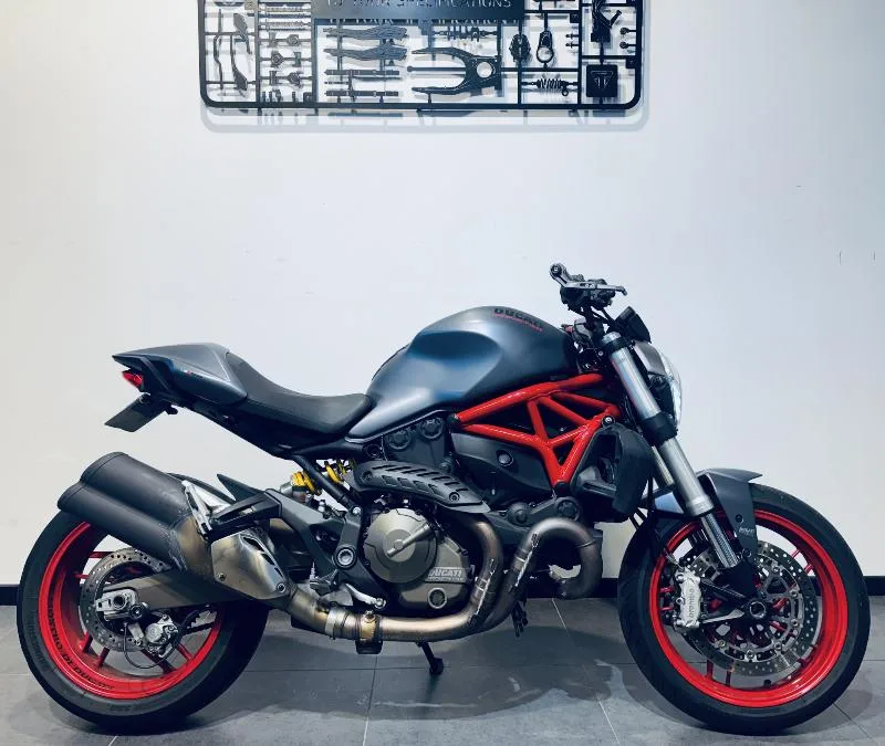 MONSTER 821