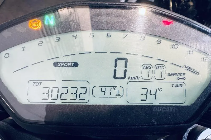 MONSTER 821