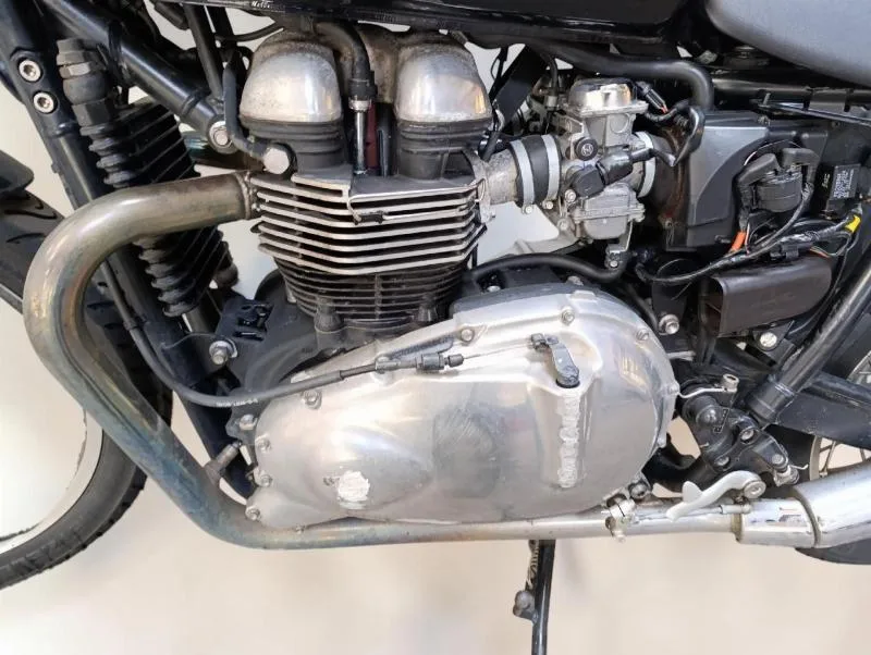 THRUXTON 900