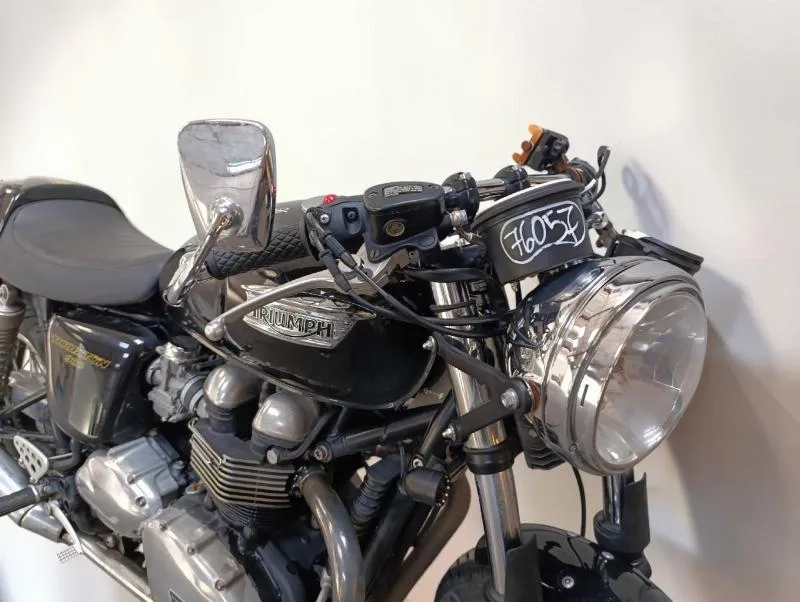 THRUXTON 900