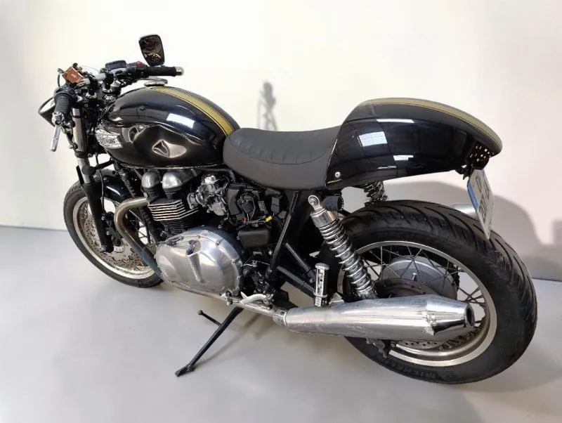 THRUXTON 900