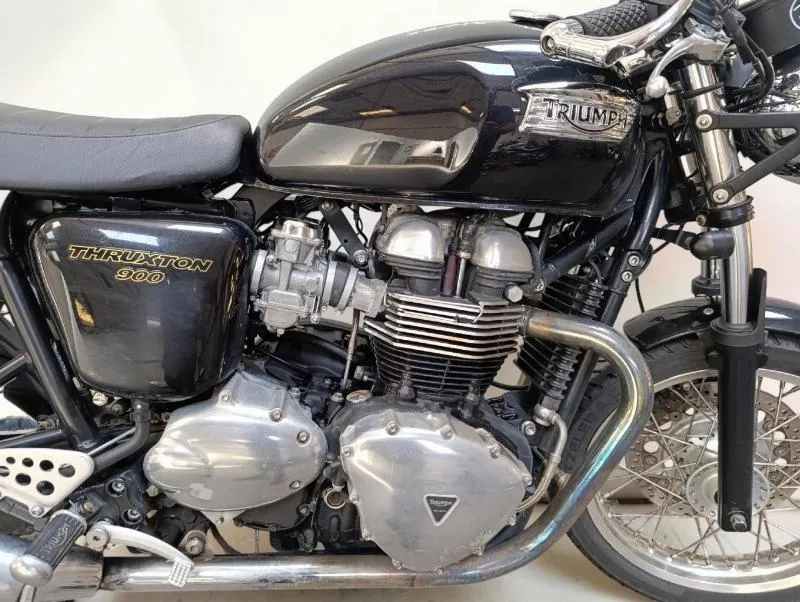 THRUXTON 900