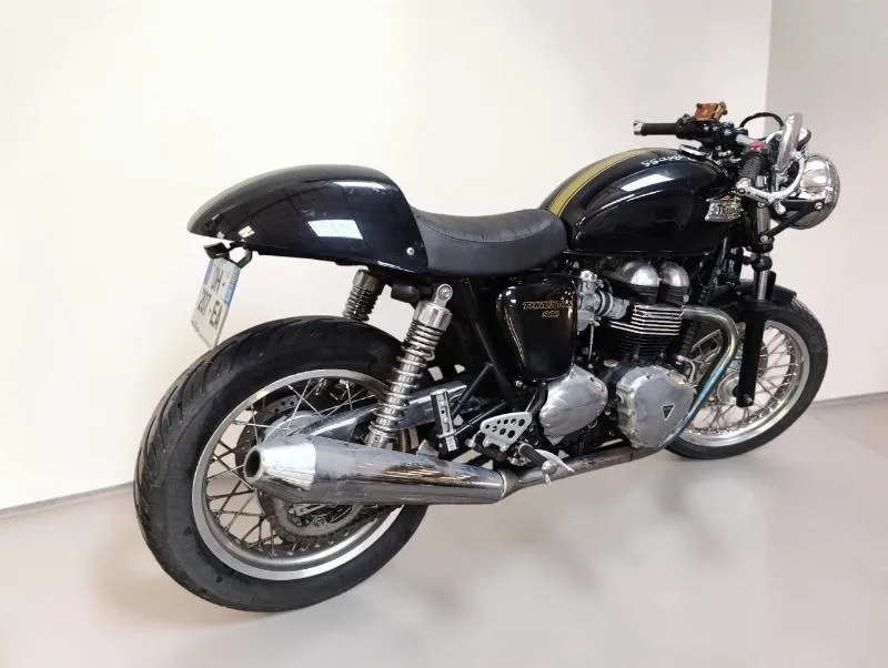 THRUXTON 900