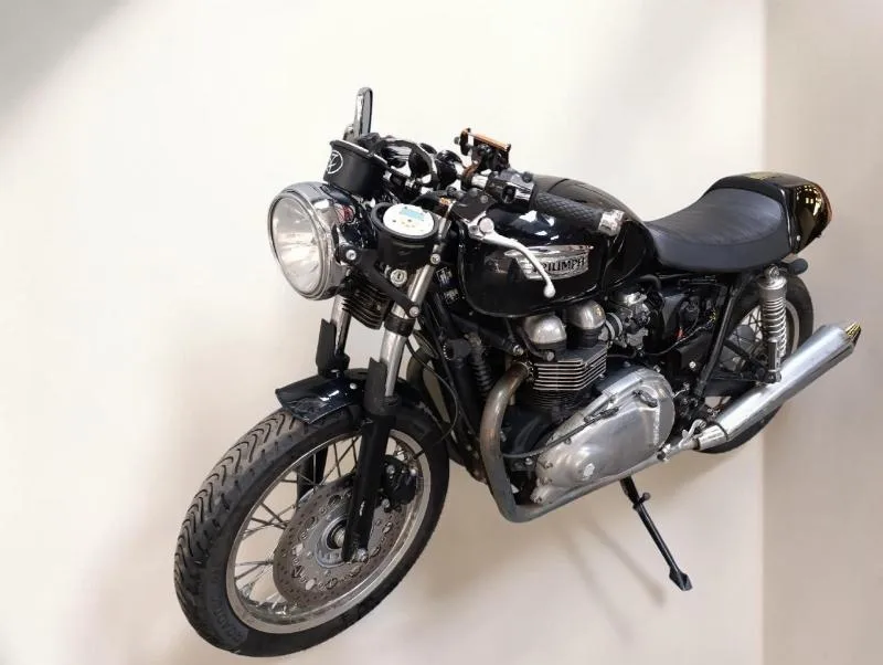 THRUXTON 900
