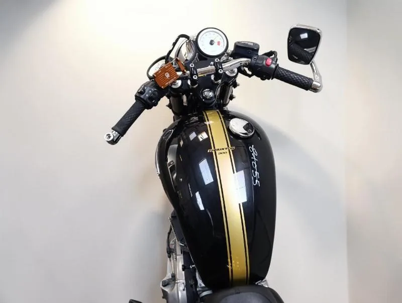 THRUXTON 900