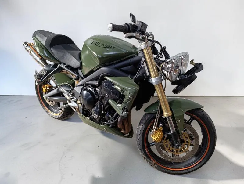 STREET TRIPLE 675