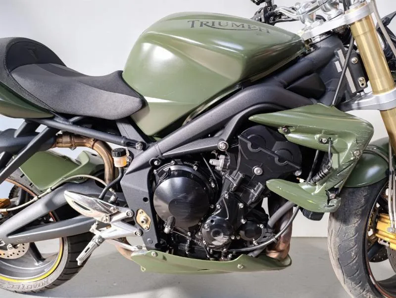 STREET TRIPLE 675