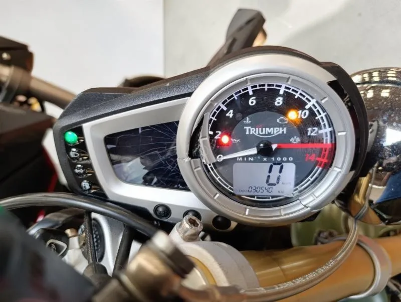 STREET TRIPLE 675