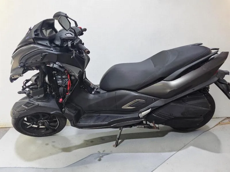 TRICITY 300