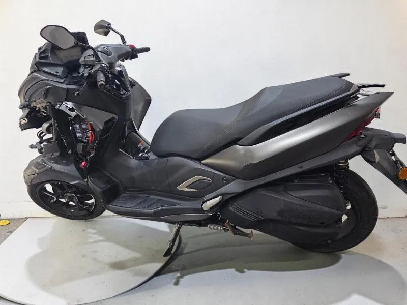 TRICITY 300
