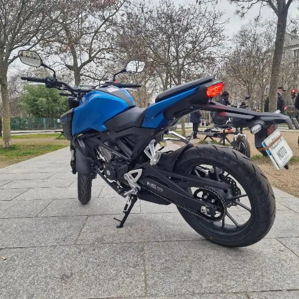 CB 125  R