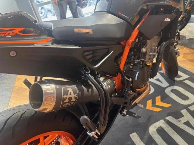 890 DUKE R