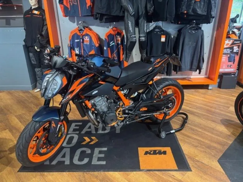 890 DUKE R