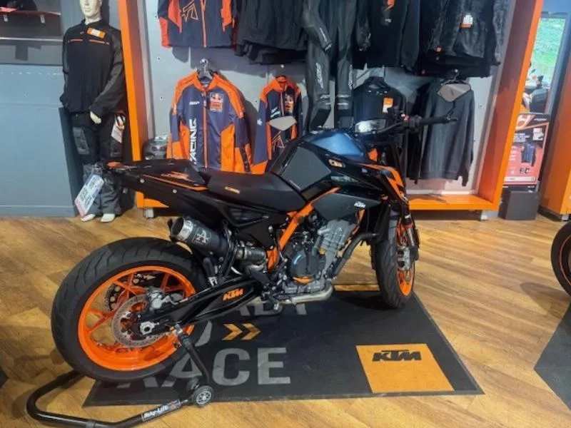 890 DUKE R