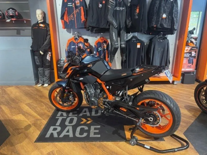 890 DUKE R