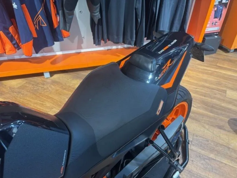 890 DUKE R
