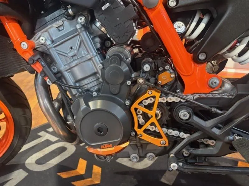 890 DUKE R