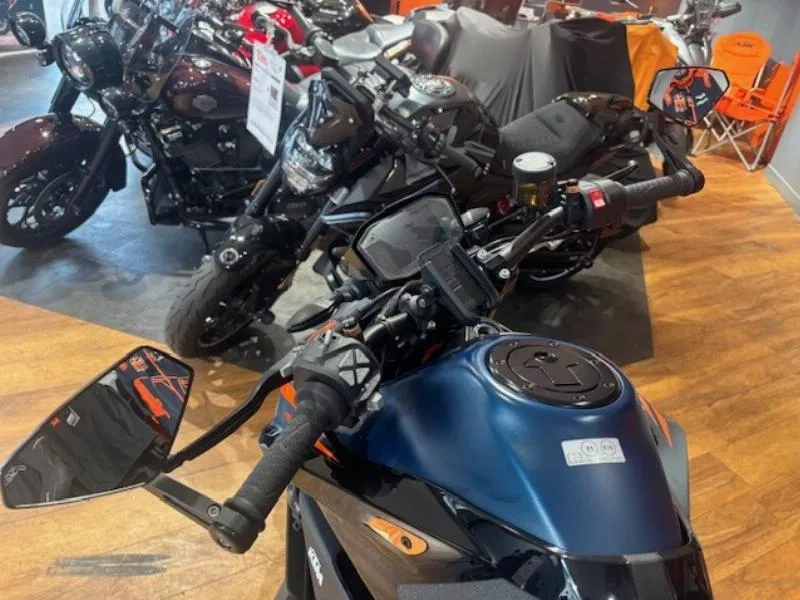 890 DUKE R