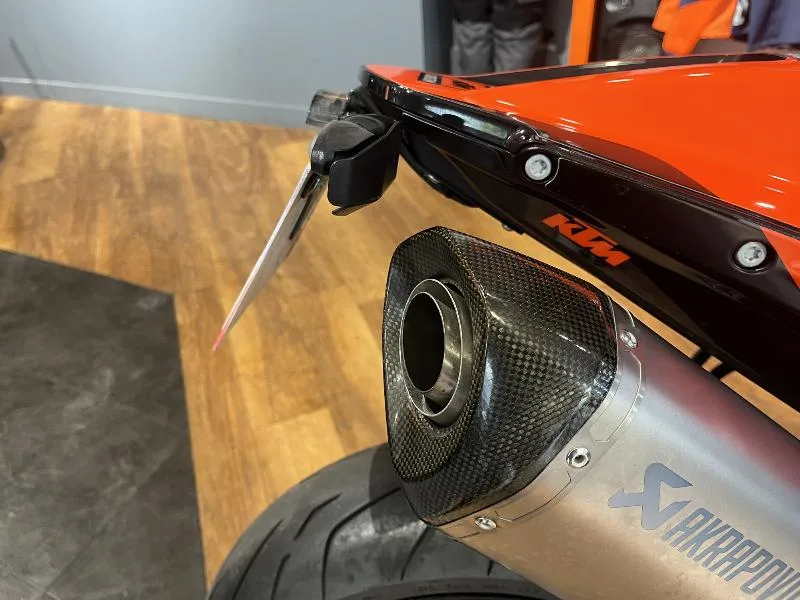 890 DUKE R