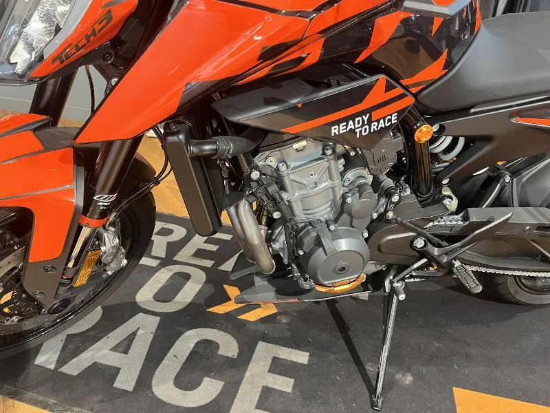890 DUKE R