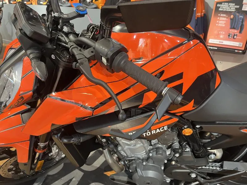 890 DUKE R