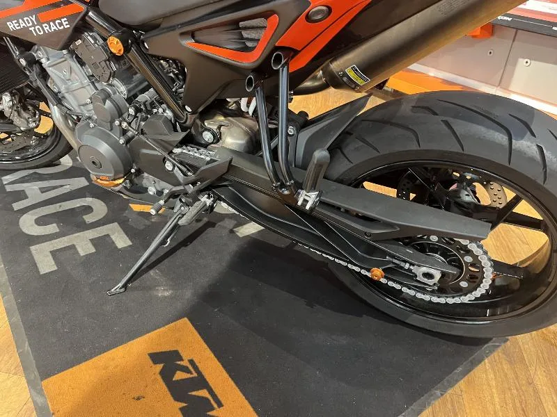 890 DUKE R