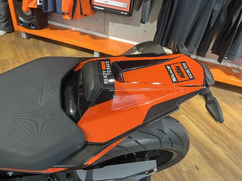 890 DUKE R