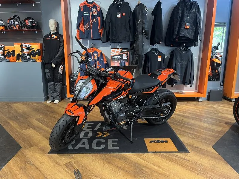 890 DUKE R