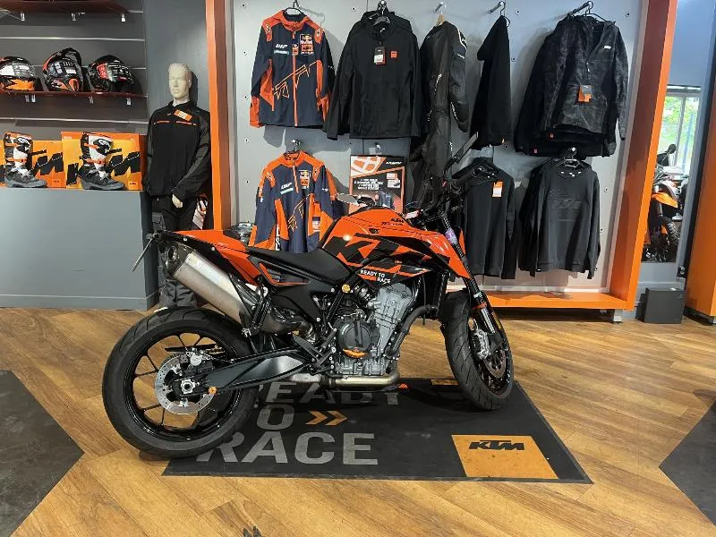 890 DUKE R