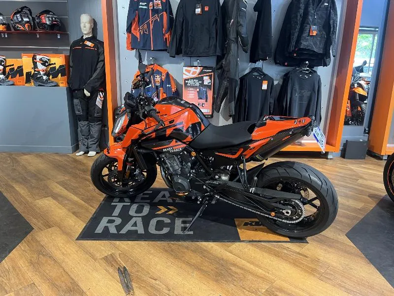890 DUKE R