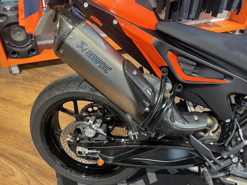 890 DUKE R