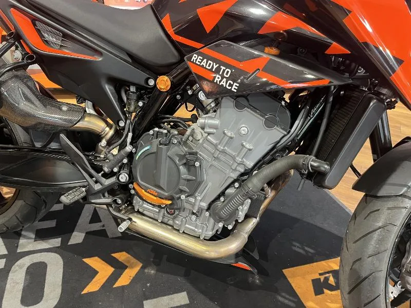 890 DUKE R