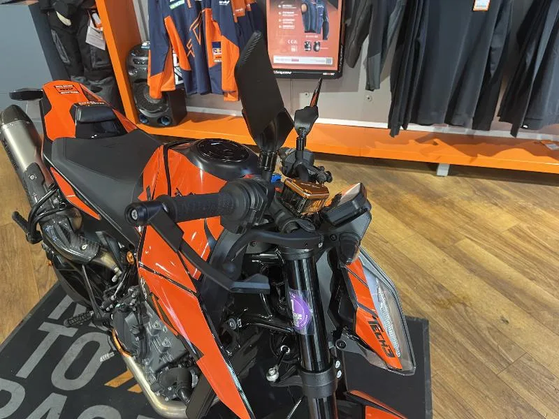 890 DUKE R