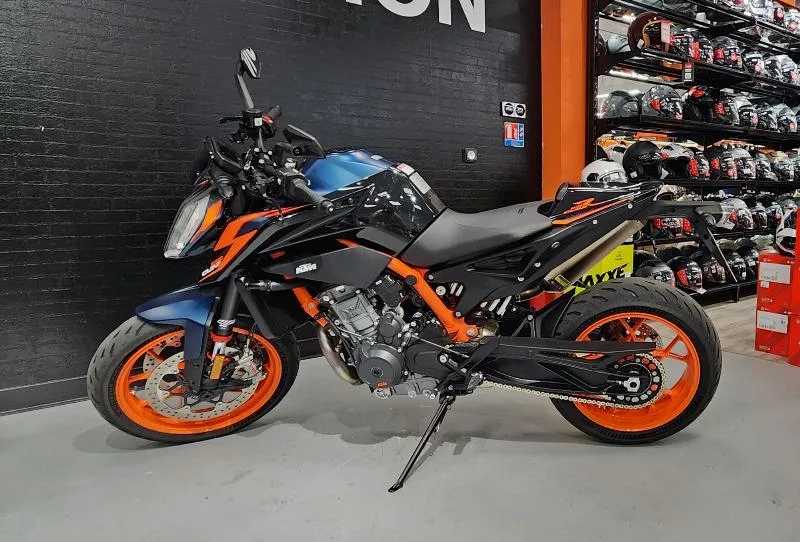 890 DUKE R