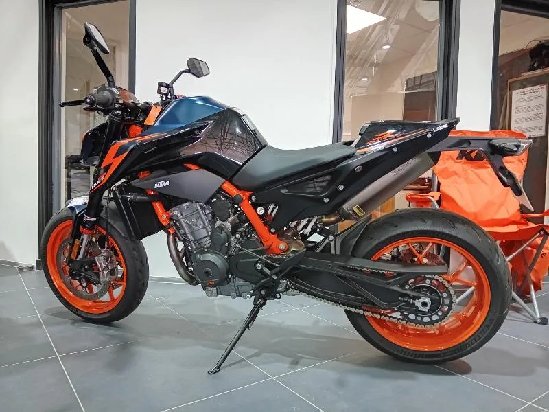 890 DUKE R