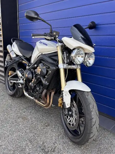 STREET TRIPLE 675