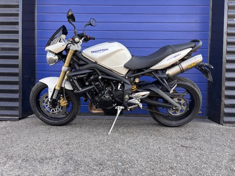 STREET TRIPLE 675