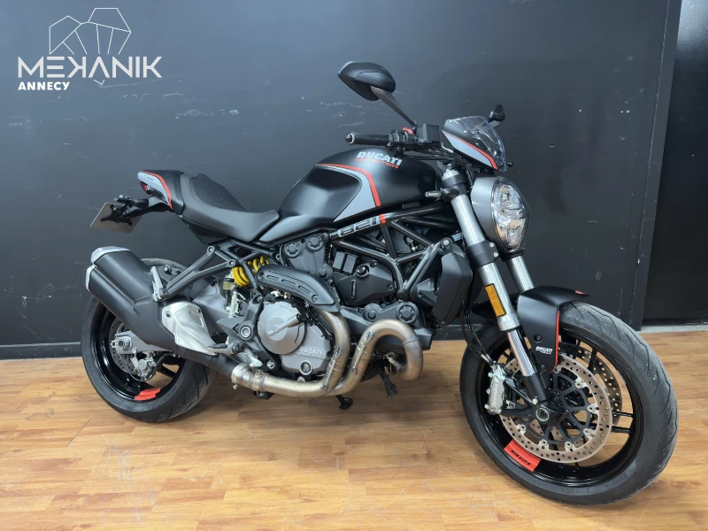 MONSTER 821