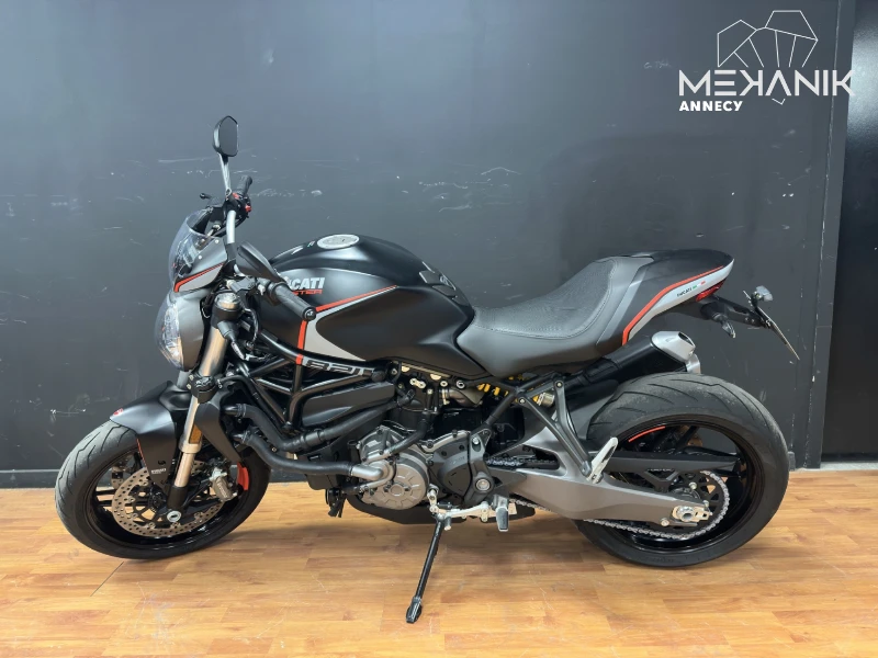 MONSTER 821