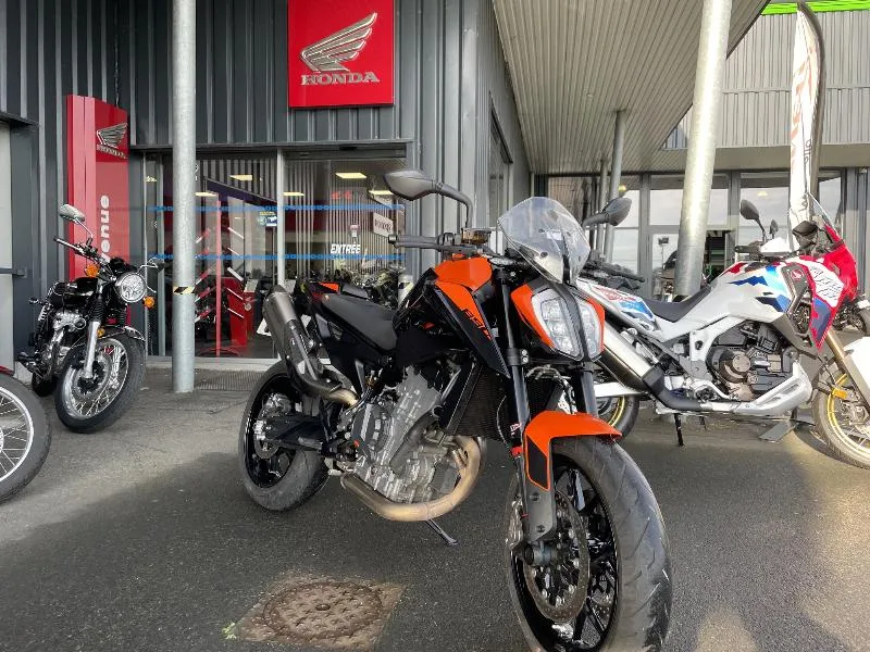 890 DUKE