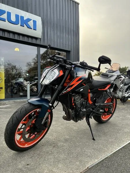 890 DUKE R