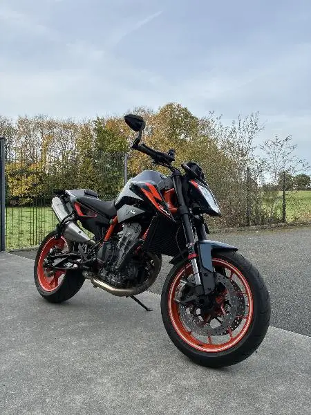 890 DUKE R